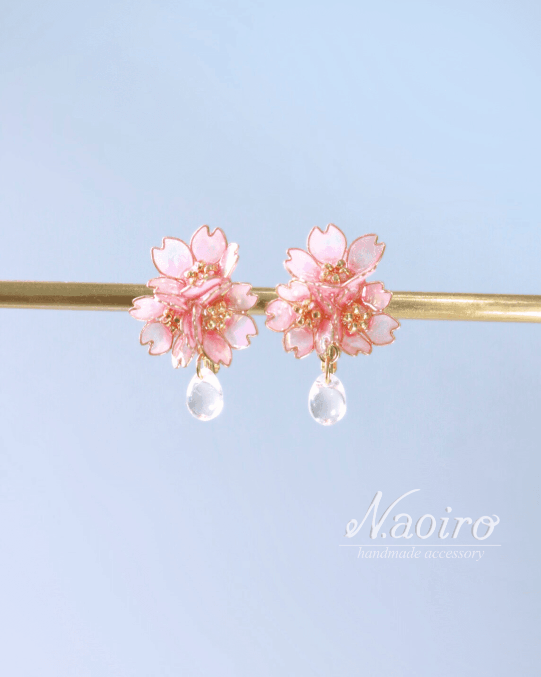 しっかりめの印象！桜のイヤリング1枚目の画像